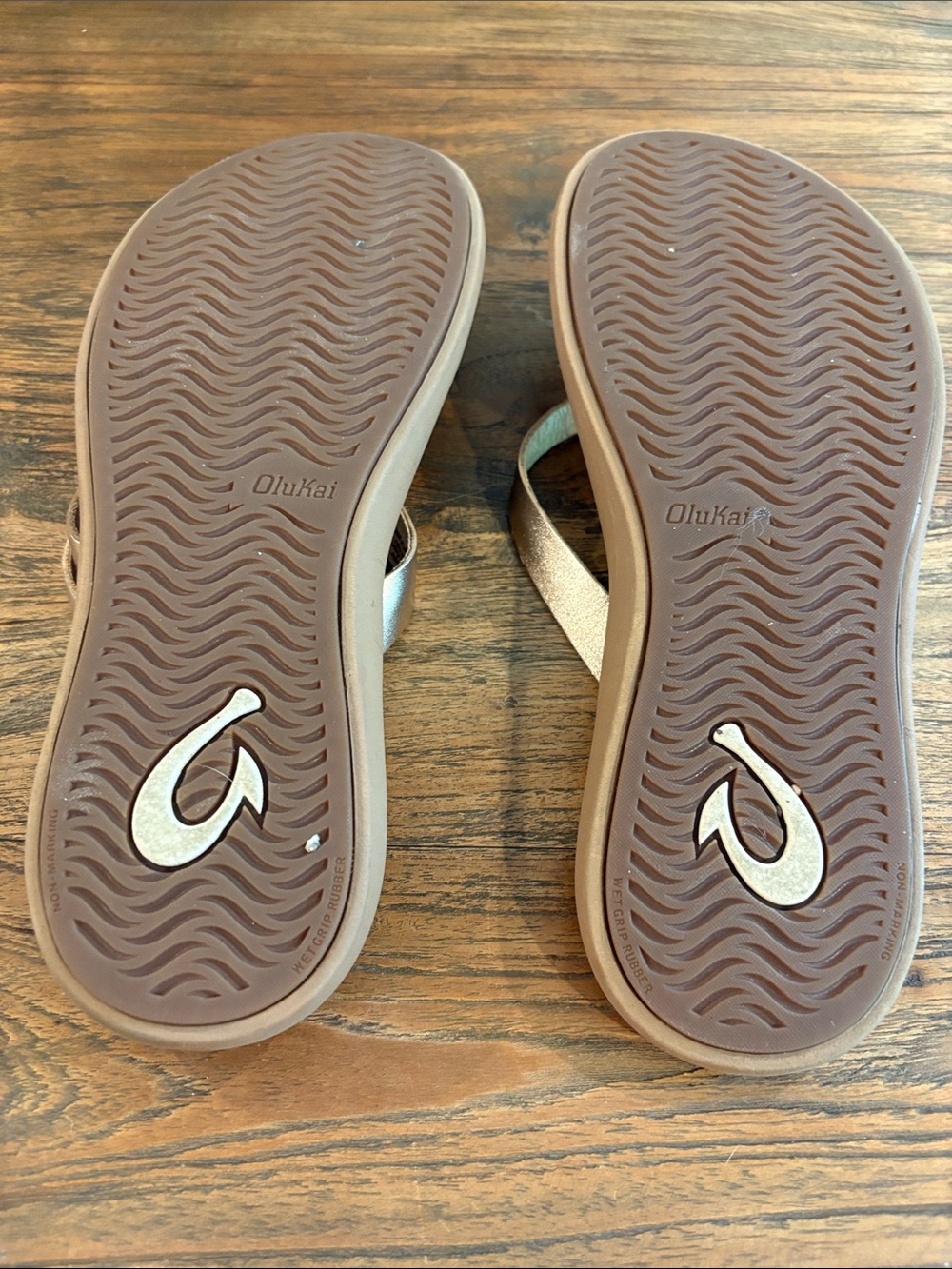 OluKai Women's Metallic Gold Leather Thong Sandals - Picture 4 of 5